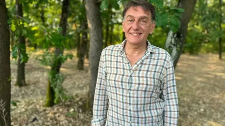Ovo je čovek koji pomaže uplašenim Čačanima: On je stručnjak za bezbedno hvatanje zmija, ovih dana mu se telefon usijao od poziva