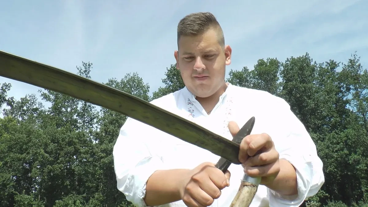 Ovaj mladi Čačanin je kralj košenja: Vuk iz Preljine peti put pobedio na čuvenoj Kosidbi na Rajcu i kaže - ova stara veština bolja je od svake teretane