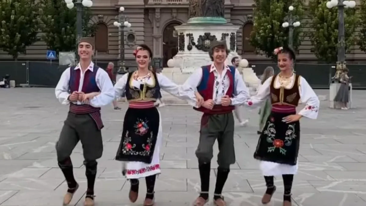 Belgijanac igra srpsko kolo usred Knez Mihailove: Obukao našu nošnju, a Srbi ga uče korake (VIDEO)
