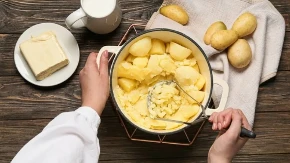 Krompir za pire više ne kuvajte u običnoj vodi: Stavite ga u ovo i raspametićete se koliko je ukusnije