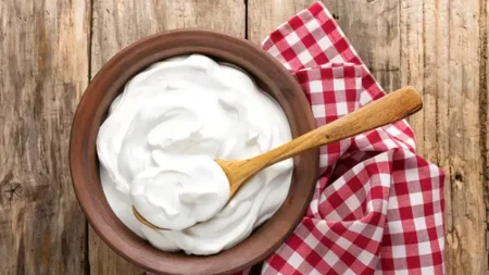 Domaći jogurt i kiselo mleko sa dve kašike startera: zaboravite prodavnicu, bake su znale trik koji većina danas radi pogrešno