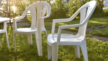 Plastične stolice će blistati kao nove: Potrebna su vam samo 2 sastojka koja već imate u kuhinji