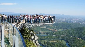 Prvi turisti stižu na Kablar Skywalk: Sedam dana ulaz besplatan, a posle se ova neverovatna atrakcija plaća - ovo je tačan cenovnik