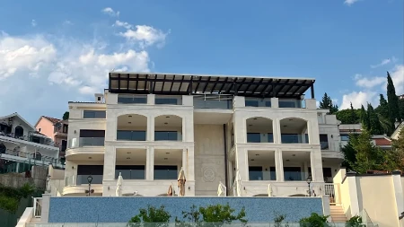 Zidovi u staklu, ogroman bazen i papreno skupe palme: Ovako u jeku sezone izgleda raskošna vila Karića u Herceg Novom - prelepa ali potpuno prazna