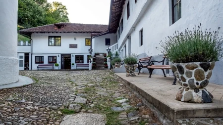 Manastir u kom se svaka želja ispuni! Reke hodočasnika dolaze da se poklone moštima