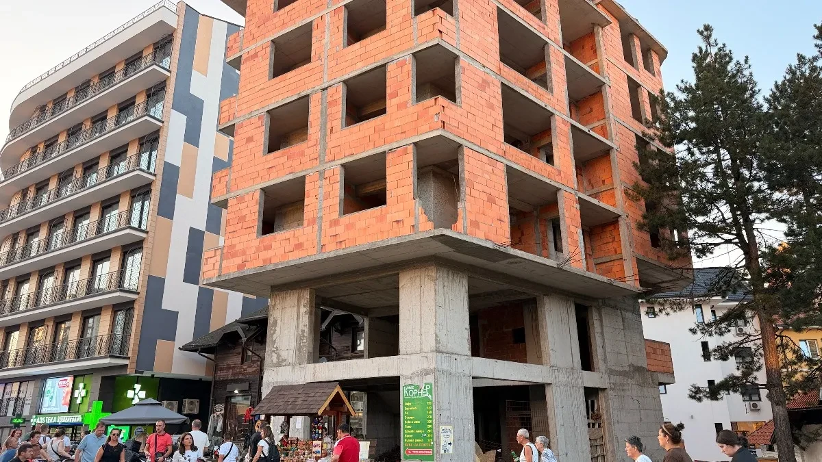 Kao da su je sklapali iz kinder jaja: Neobična građevina u centru Zlatibora i ovog leta privlači pažnju prolaznika - niko na njoj više ništa ne radi