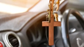 Da li držite KRST NA RETROVIZORU? Mnogi vernici prave veliku grešku, a evo šta o tome kaže Crkva