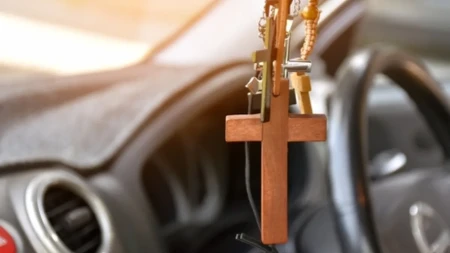 Da li držite KRST NA RETROVIZORU? Mnogi vernici prave veliku grešku, a evo šta o tome kaže Crkva