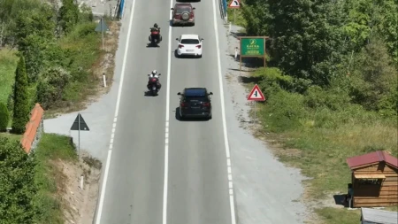 DRON SNIMAO BAHATE VOZAČE U MOJKOVCU: Kažnjeno 15 zbog opasnog preticanja, Srbin odbio test na drogu