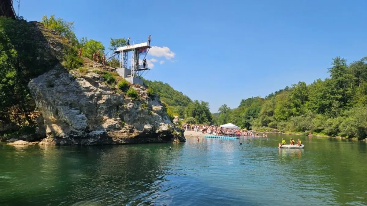 Spektakularni skokovi u reku Lim sa 16 metara visine: Užičanin Petar kralj je skakaonice smeštene na steni 