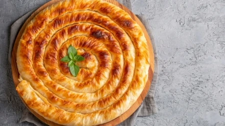Samo 2 kašike ovog sastojka u filu čine čudo: Pita će biti zlatna, mirisna i ukusna kao nikad