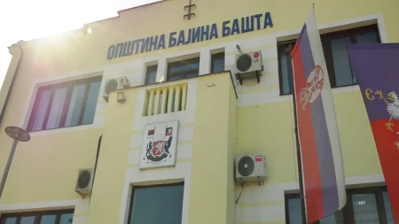 Roditeljima stiže novac pred prvo školsko zvono: U Bajinoj Bašti počela isplata po 10.000 dinara za svakog budućeg prvaka