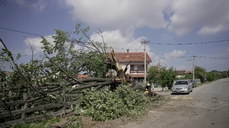 Za mojih 65 godina ne pamtim ovakvu oluju: Nevreme u Gornjoj Gorevnici napravilo haos - jak vetar nosio krovove, čupao drveće