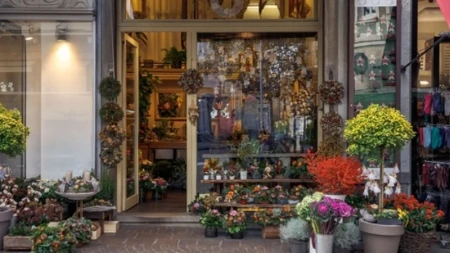 Cvećarka otkrila šta radi pre nego što buket stavi u vodu: Zbog ovog trika cveće će trajati mnogo duže