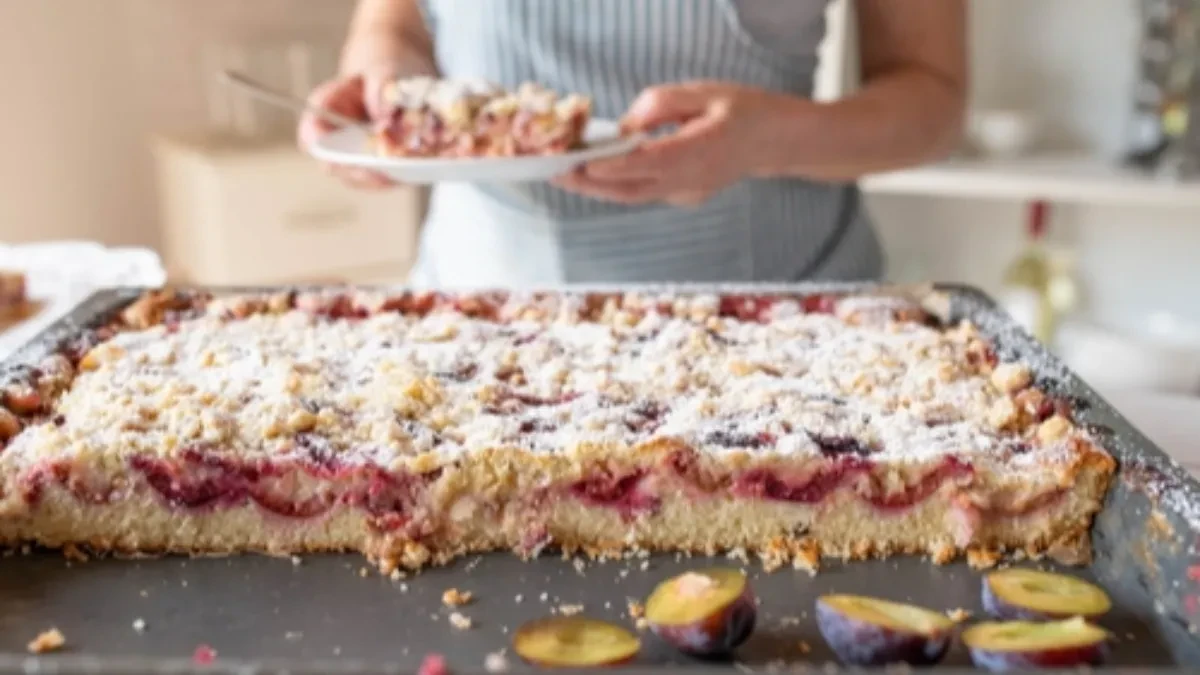 KOLAČ SA ŠLJIVAMA KOJI SE TOPI U USTIMA: Vazdušast biskvit i sočno voće savršena su kombinacija (RECEPT)