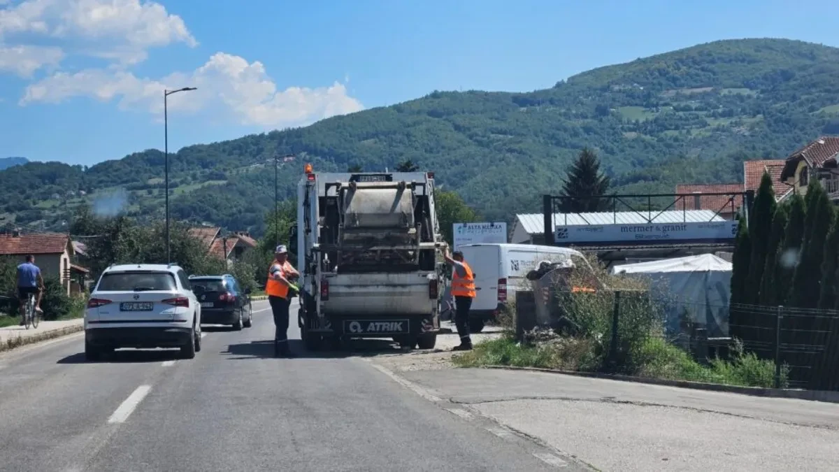 Bravo za ove tihe ulične heroje: Komunalni radnici u Prijepolju čiste kontejnere i po najvećim vrućinama, građani im zahvalni 