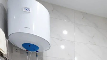 Pitanje gašenja bojlera tokom tuširanja izazvalo buru na mrežama! Javio se električar i razrešio dilemu