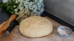 Jedna kap ovoga u testu pravi čudo! Ovako vam se domaće kore za pitu neće cepati, naše bake su imale savršen trik