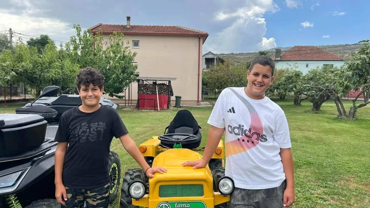 Šta će nam ti skupi telefoni, bolji nam je traktor: Braća Dušan i Đorđe čitav raspust radili poljoprivredne poslove, na kraju sav novac dali za "Tomu Vinković"