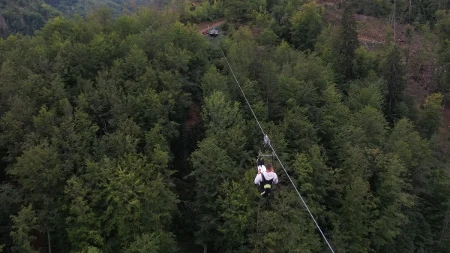 Neverovatna turistička atrakcija, a sve je počelo od jedne sajle: Zlatiborski zipline u selu Ljubiš najduži u regionu - upravo ovako izgleda spust