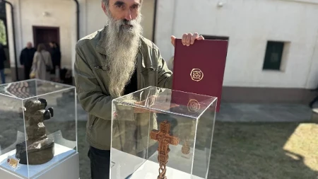Rezbario sam ga sedam dana od trešnjinog drveta i sa puno ljubavi: Milenkov krst izabran za najlepši rad napravljen u čast patrijarha Pavla 