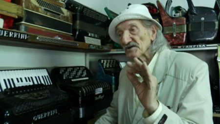 Ovo je čuveni srpski majstor harmonike: Deda Mijo gazi desetu deceniju ali i dalje pravi i popravlja harmonike - dokazuje da su godine samo broj na papiru